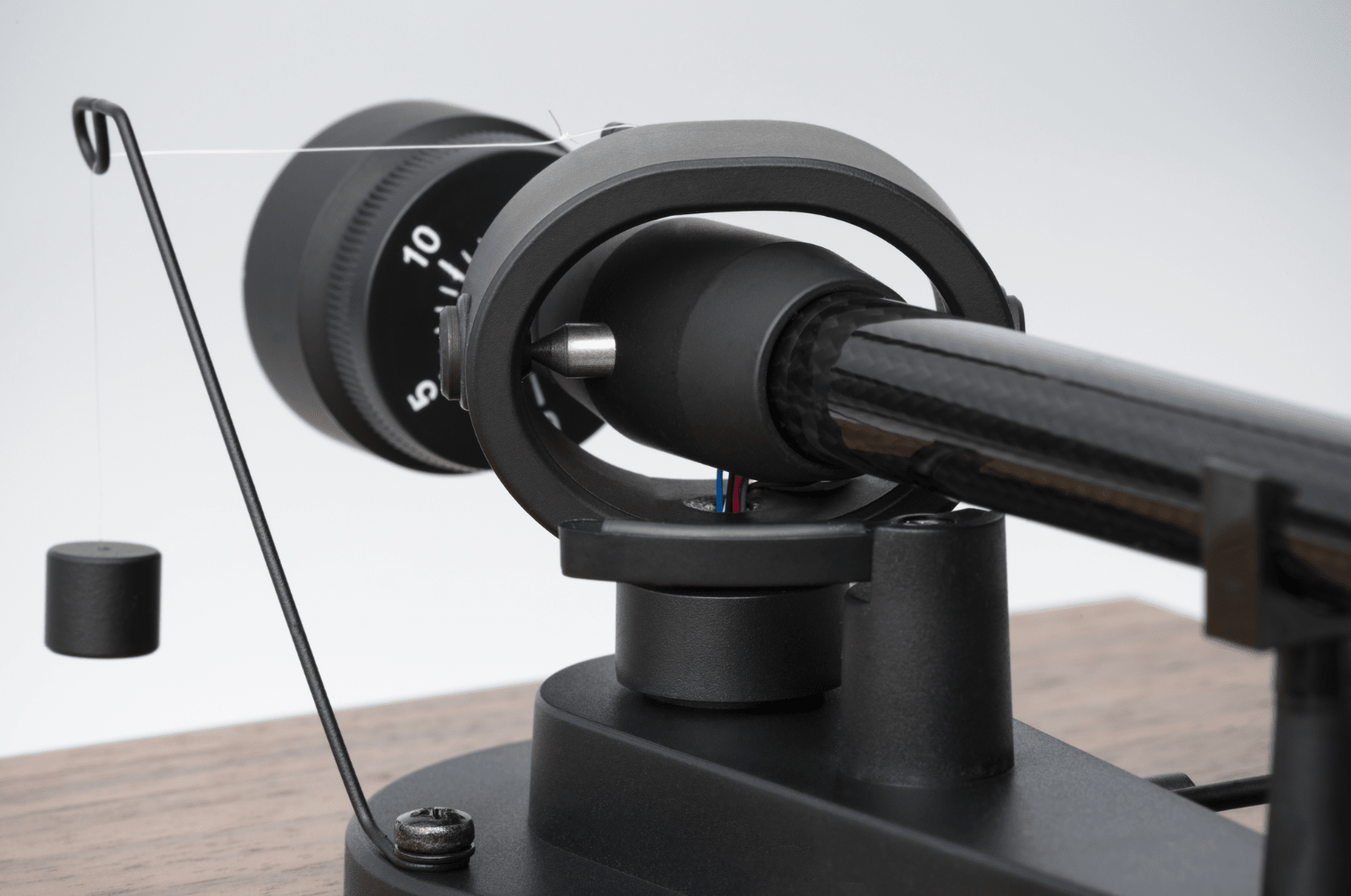 ProJect Debut Carbon Classic Turntable with Ortofon 2M Red