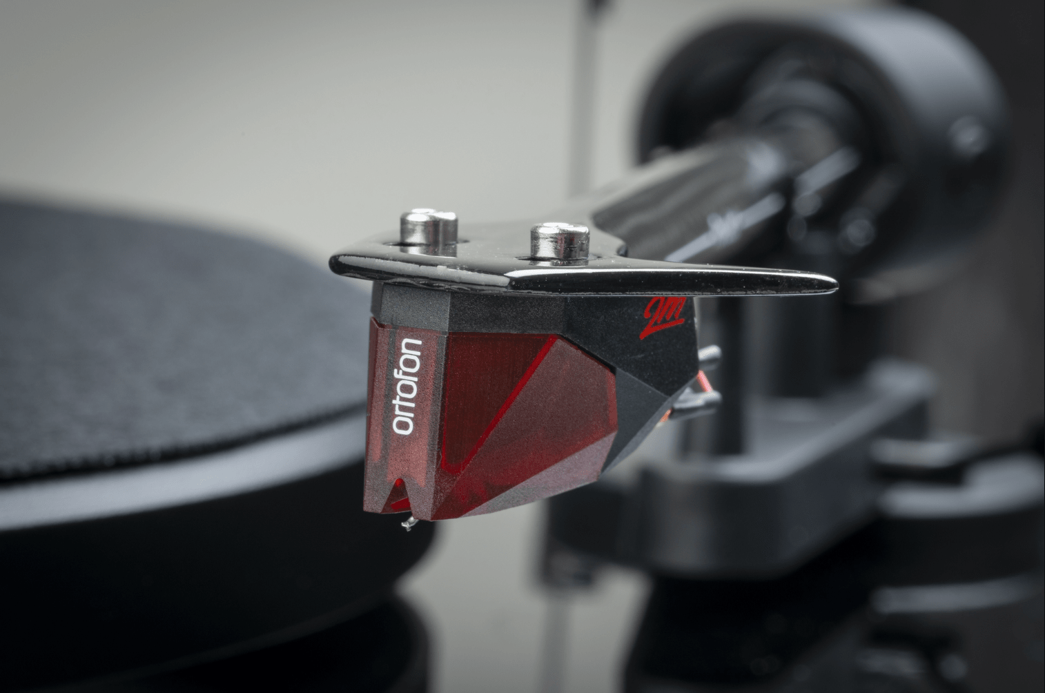 ProJect Debut Carbon Classic Turntable with Ortofon 2M Red