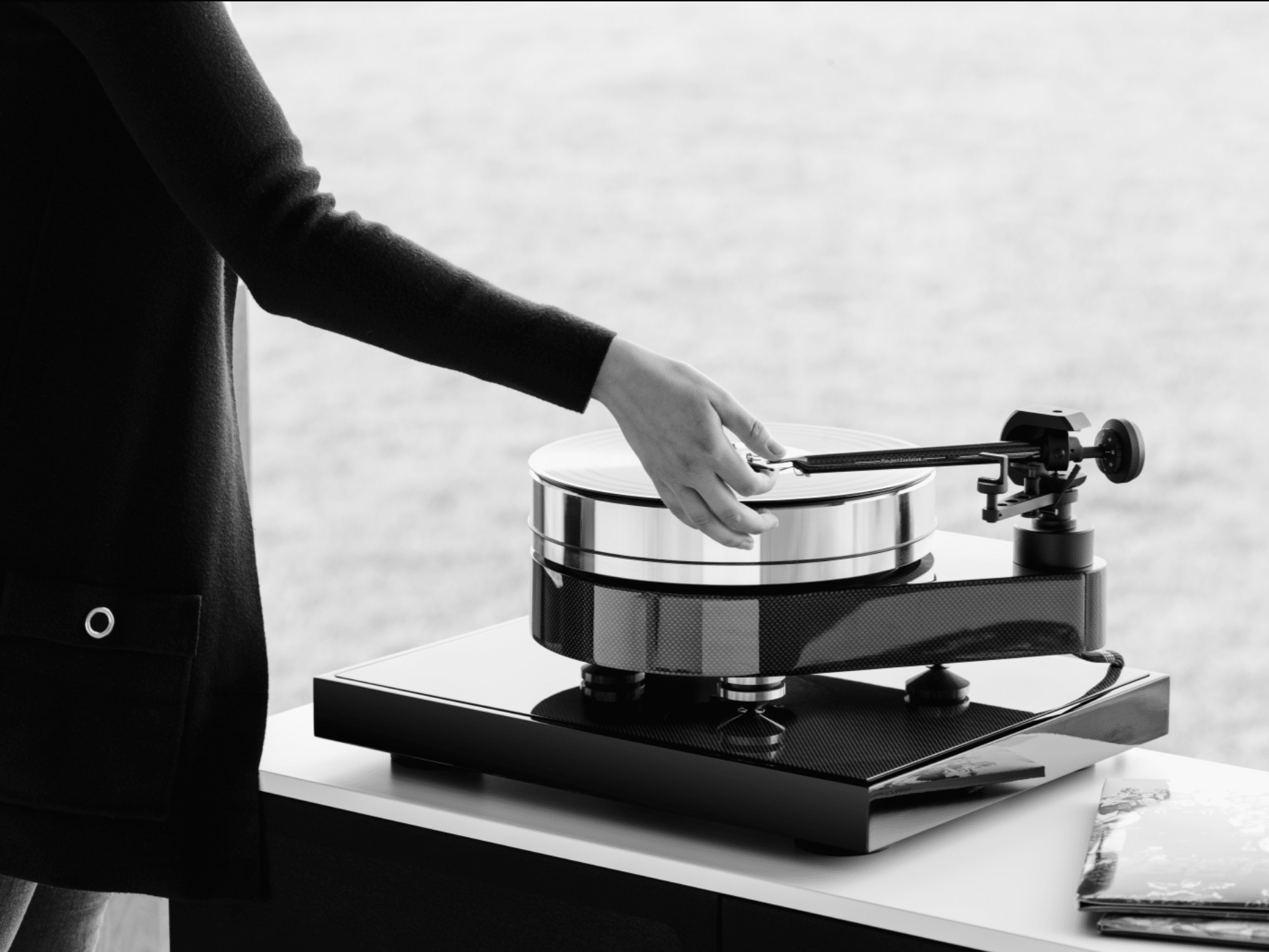 ProJect RPM 10 Carbon Turntable with Ground It Carbon Isolation Base