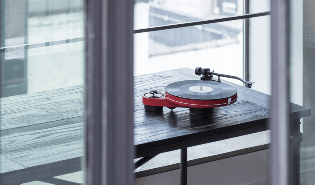 ProJect RPM 3 Carbon Turntable with Ortofon 2M Silver Cartridge