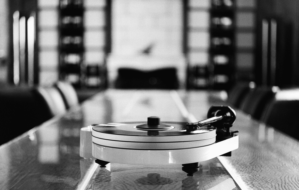 ProJect RPM 5 Carbon Turntable with Ortofon 2M Bronze Cartridge