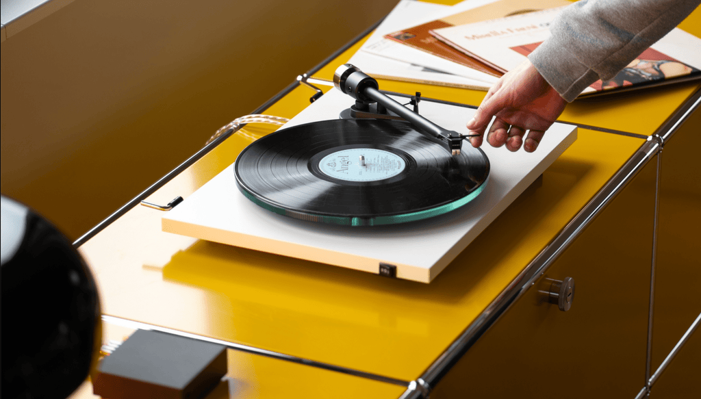 ProJect T2 Super Phono Turntable with Ortofon 2M Red Cartridge